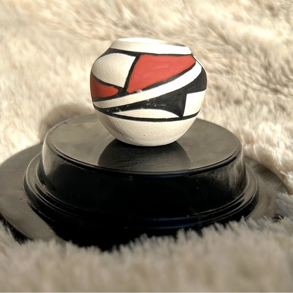 Isleta Pueblo Seed Pot Polychrome Seed Pod Vase Bean Native New Mexico. - Picture 2 of 8